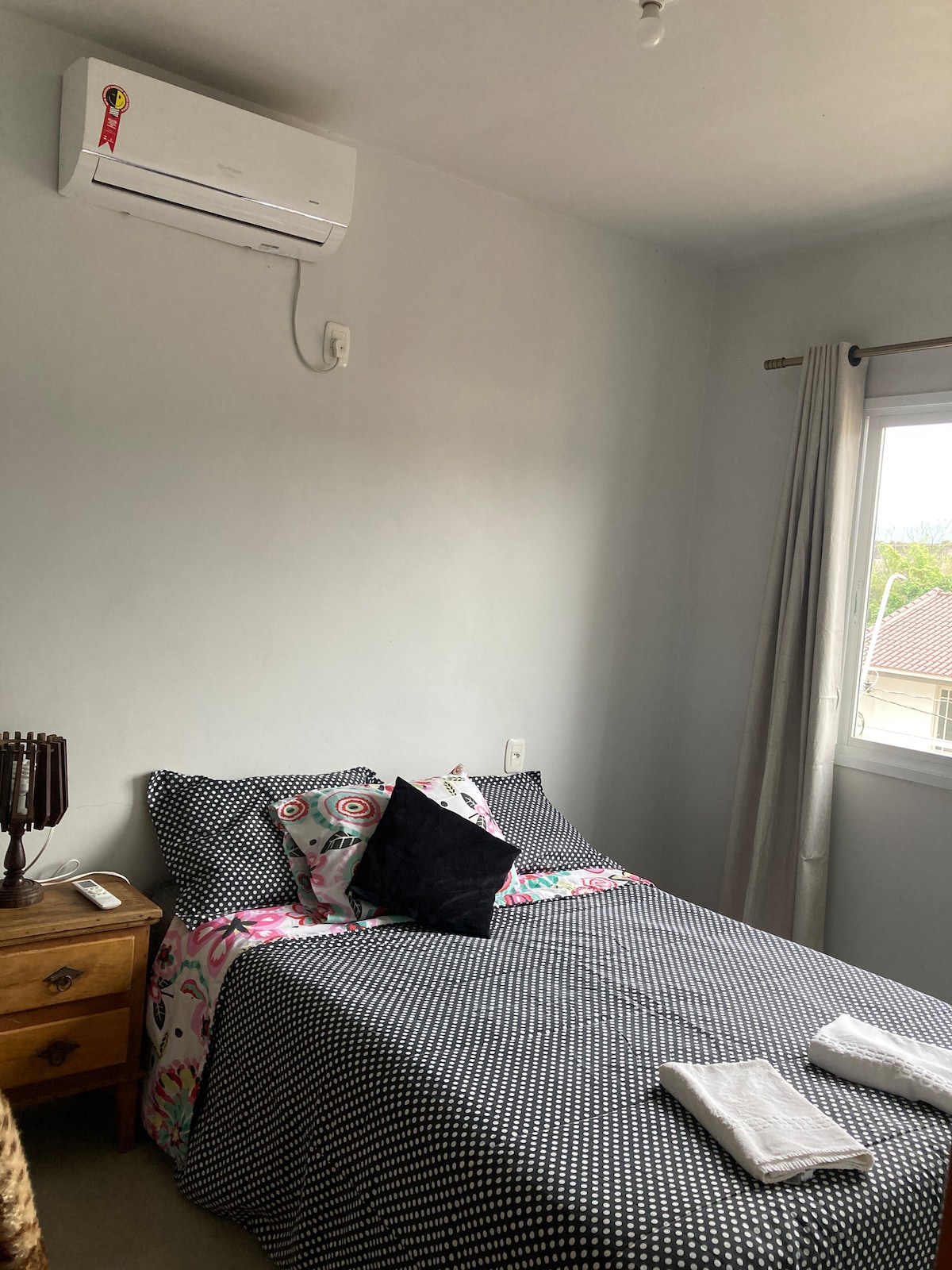 Spavaća soba s bračnim krevetom. 