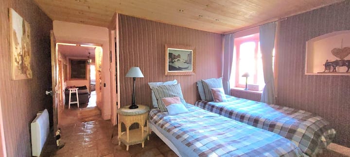 Chumba cha kulala cha 3 chenye vitanda 2 vya mtu mmoja, bafu la kujitegemea na sebule ndogo ya kujitegemea katika nyumba ya ziada ambayo ina mwonekano wa bustani na bwawa (chumba cha wazi tu kuanzia Mei hadi Oktoba)