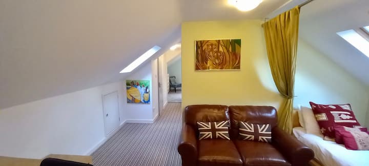 Área de estudio de planta abierta con cama individual