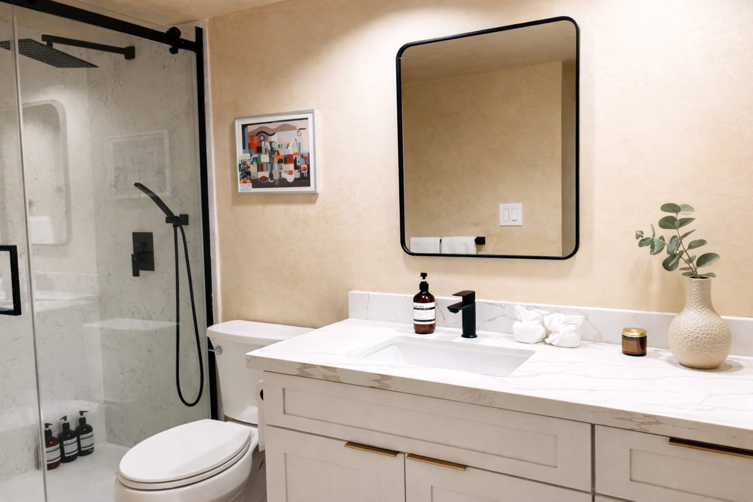 Condo in Honolulu · ★4.82 · 1 bedroom · 2 beds · 1 private bath - Image 19