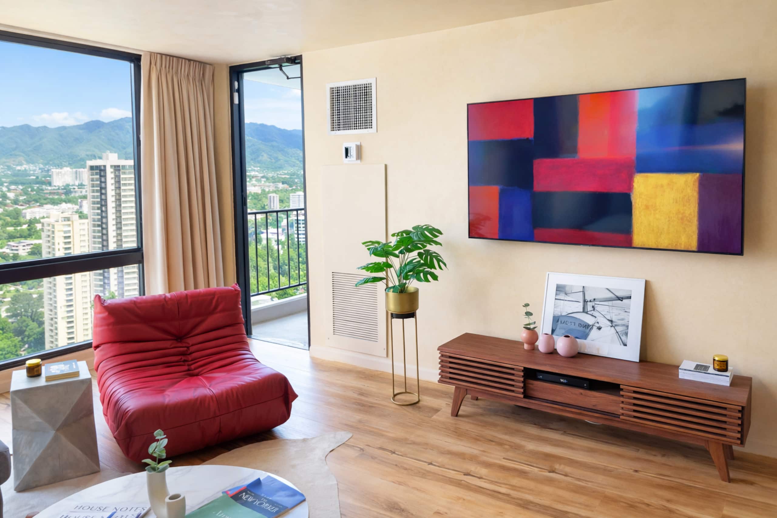 Condo in Honolulu · ★4.82 · 1 bedroom · 2 beds · 1 private bath - Image 4