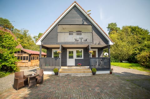 Lakeside Chalet Optional Private HotTub sleeps 4-5