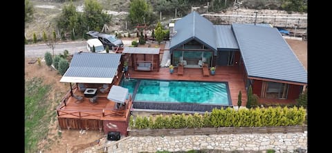 Luxury villa with heated pool 8 km from Ağvaya