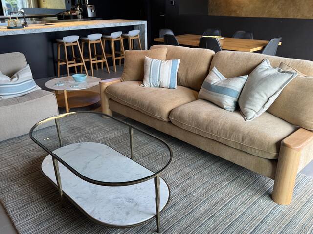 Beachside Hidden Gem, Luxurious Spacious Apartment gallery image 2