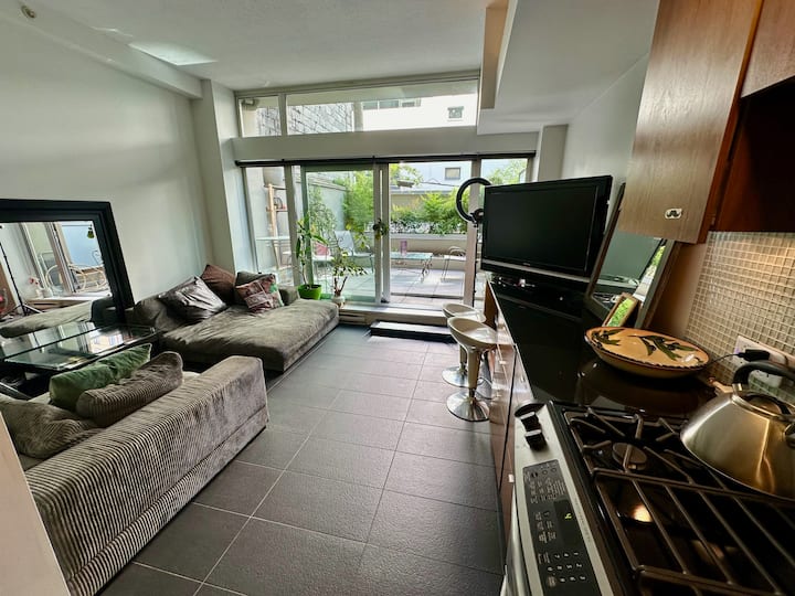 Stylishgastownretreat Private Patio
Walkeverywhere - Vancouver