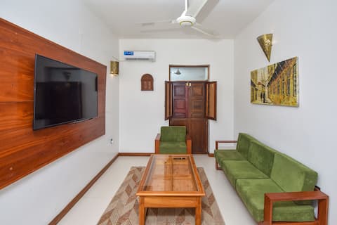 Cosy stone town, 2 BR apartment with parking.