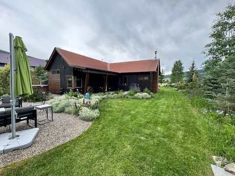 Cozy CB South ranch, hot tub, near trails & bus