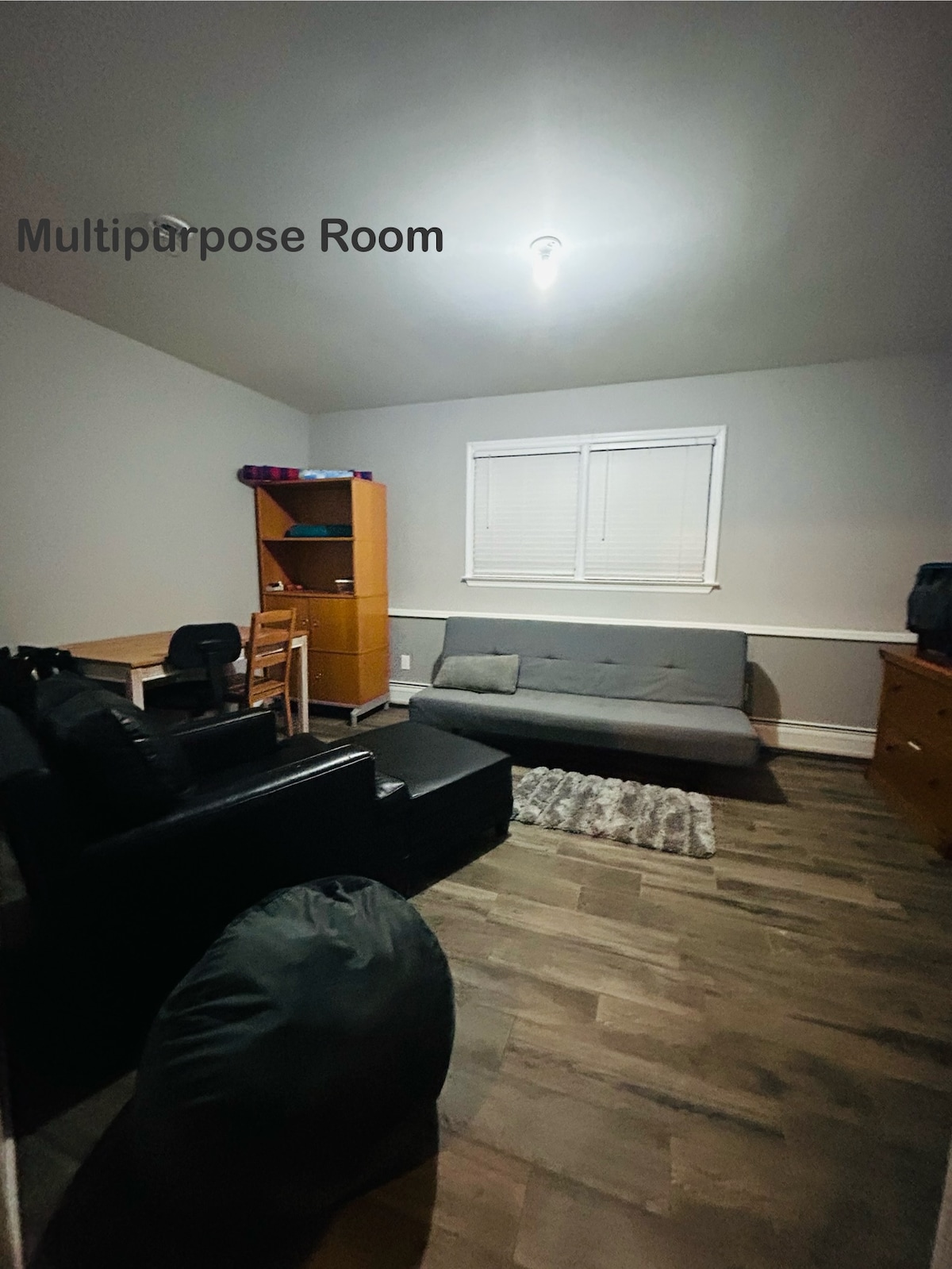 Chumba cha 4 cha kulala/CHUMBA CHA FLEX ni mahali ambapo tunaweza kuweka chochote tunachotoa kwa ajili ya malazi ya ziada kwa kila maombi ya wageni yenye godoro la New Futon na hewa maradufu na ukubwa wa malkia. Vifaa vya mazoezi, vistawishi vya watoto/watoto wachanga (kitanda cha mtoto,n.k.) sehemu nyingi na vyombo vya mapambo