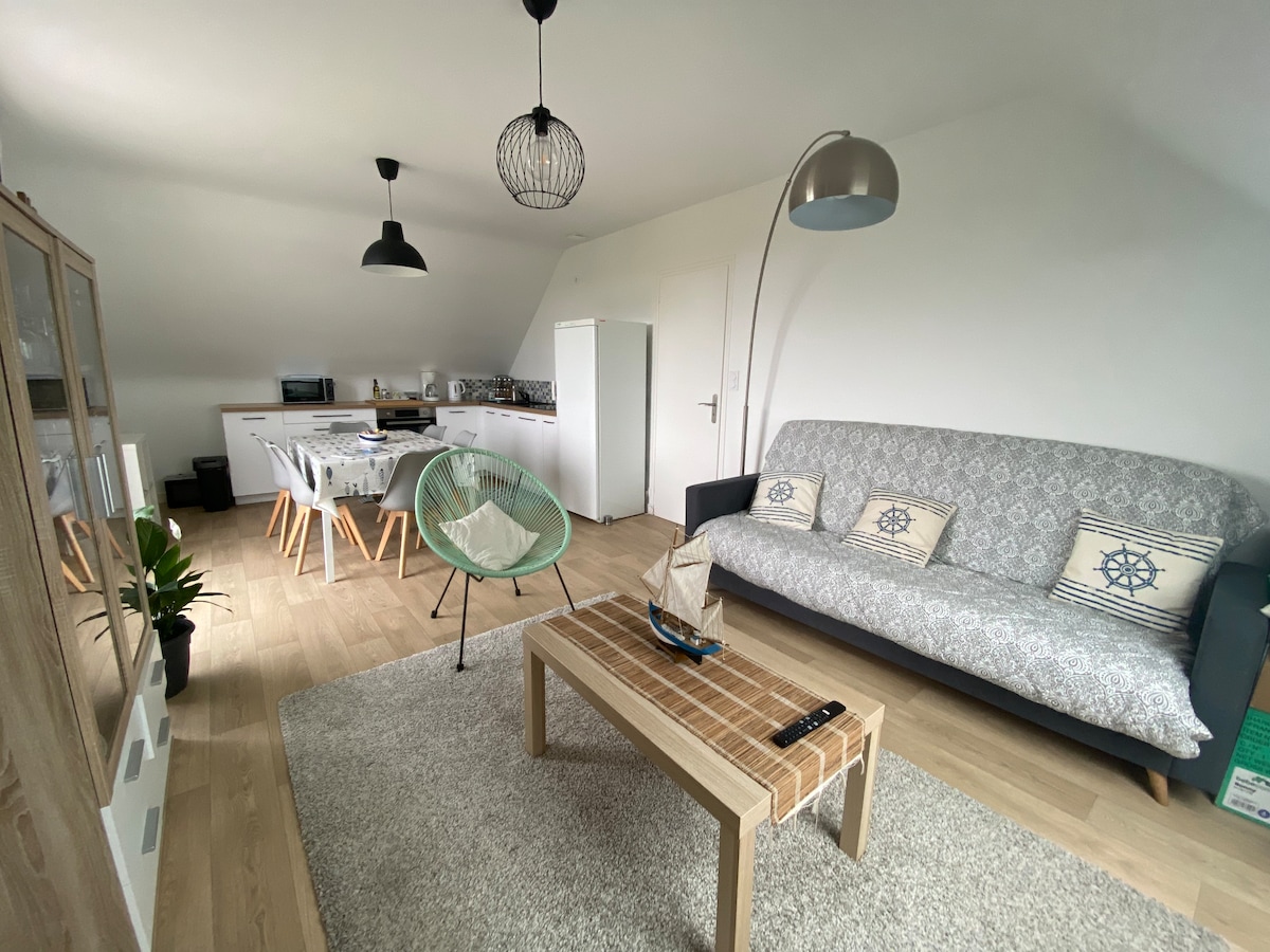 Popular Airbnb listing: Apartment floor-Sea view-Facing Penvins beach in Sarzeau