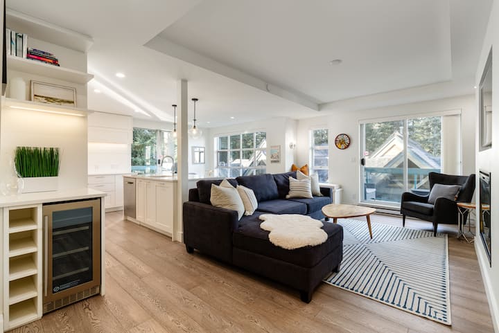 ห้องนั่งเล่น - โซฟาที่กว้างขวางและสะดวกสบายเตาผิงที่อบอุ่นสมาร์ททีวีพร้อมเคเบิลระเบียงพร้อมที่นั่งเพื่อเพลิดเพลินกับอากาศบริสุทธิ์บนภูเขา