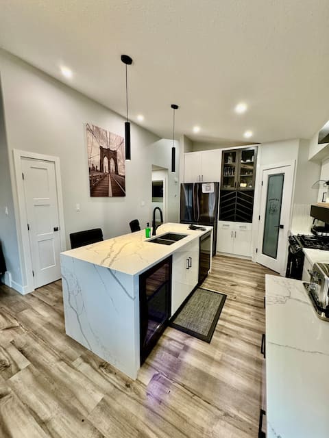 Luxury retreat minutes from Jasper National Park