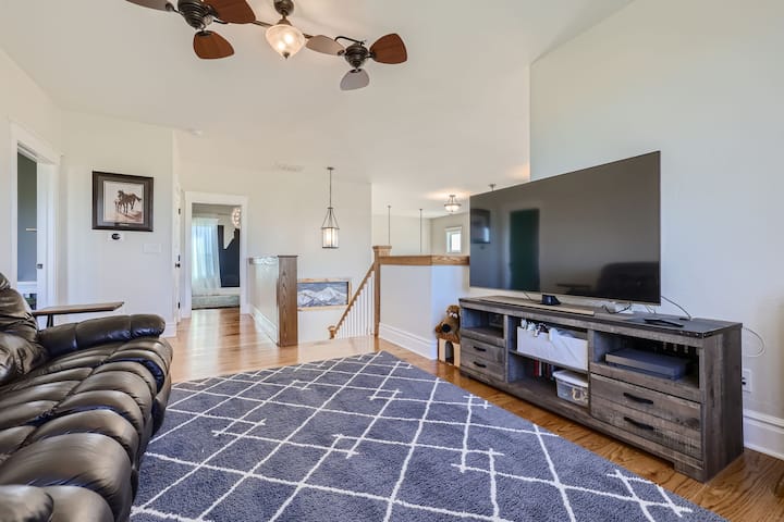 Ეს ლოფტი გთავაზობთ კომფორტულ Lazy Boy Dual Recliner-ს და 60-დუიმიან სმარტ-ტელევიზორს თქვენი დიდი ოჯახისა და მეგობრების შეკრებისგან შორს. Სტუმრებს მოსწონთ რამდენიმე საოჯახო ოთახი ტელევიზორისა და სოციალიზაციისთვის. 