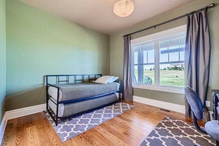 Ამას გარდა, საცხოვრებელში არის 4 გასაბერი ლეიბი თეთრეულით და 2 პორტიანი საწოლი თქვენი კომფორტისთვის. 