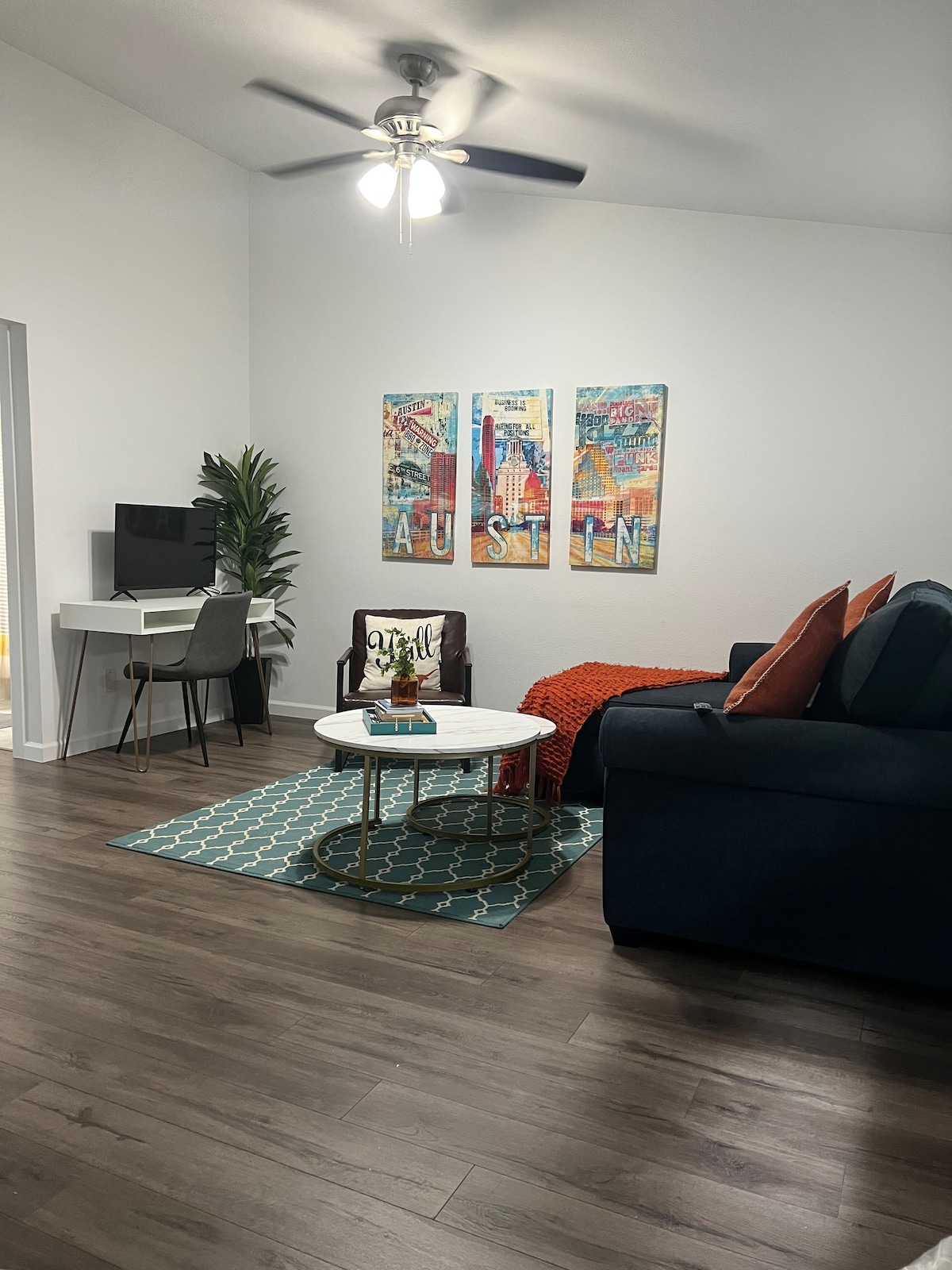 Bright Renovated Condo, minutes from UT/Downtown
