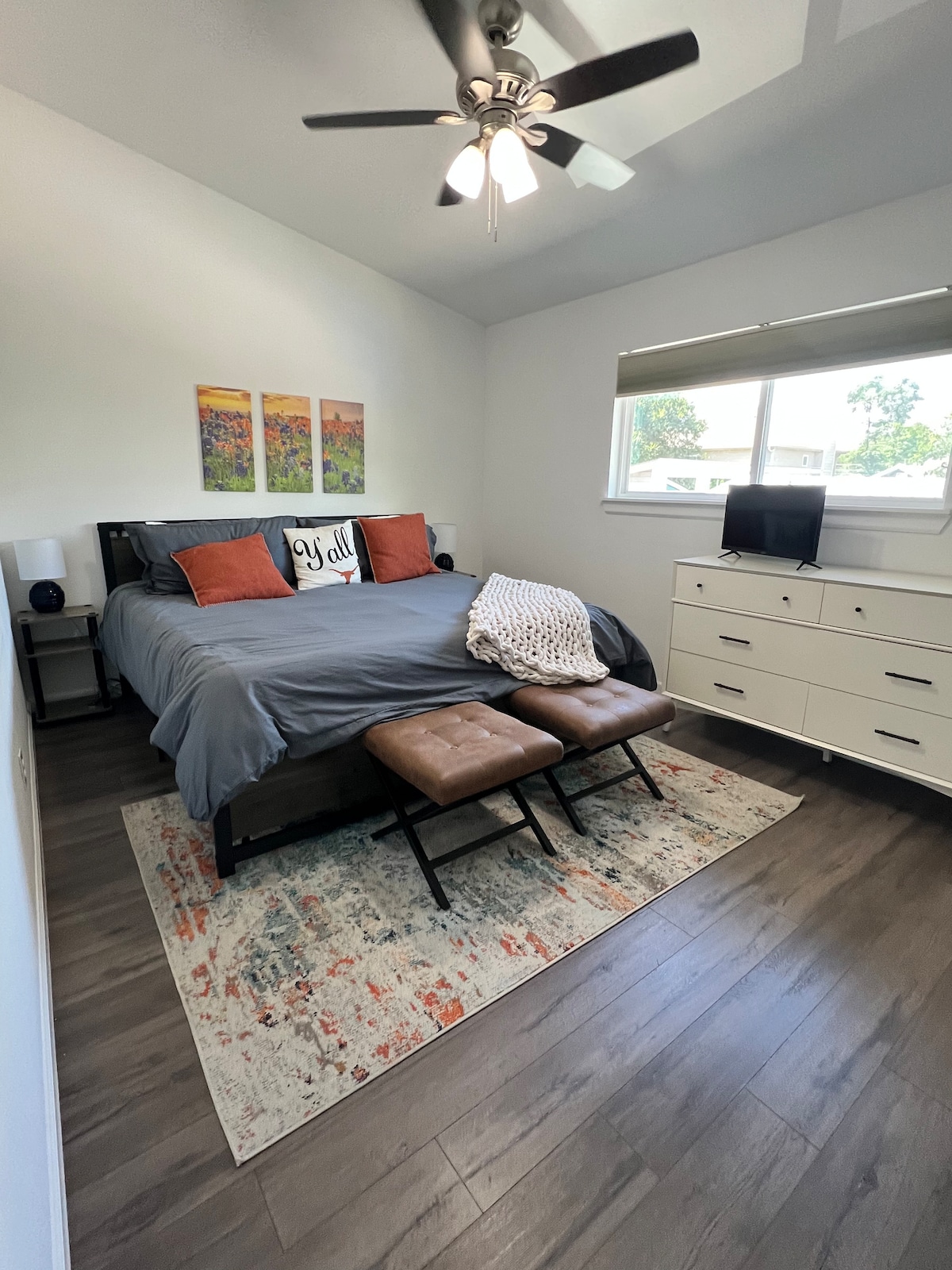 Bright Renovated Condo, minutes from UT/Downtown