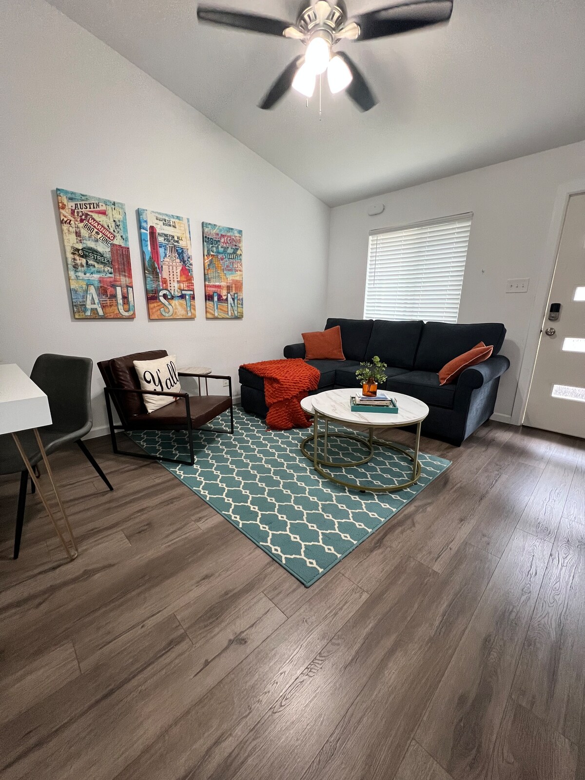 Bright Renovated Condo, minutes from UT/Downtown