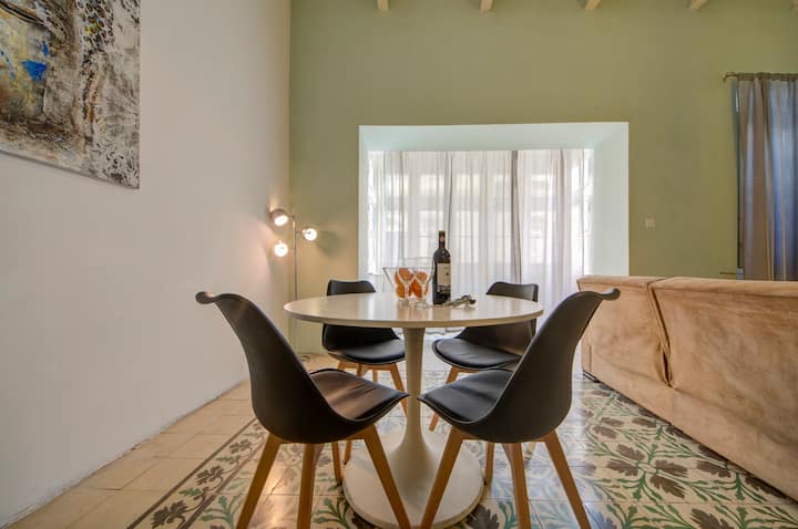Spacious High Ceiling Sliema Apartment - Malta