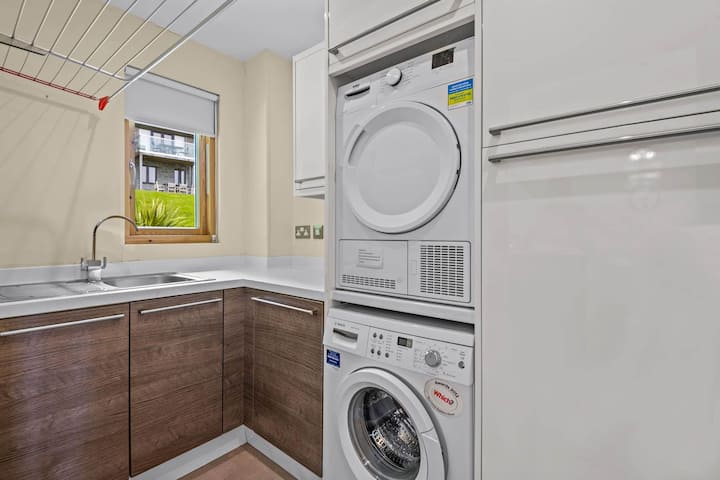 House 22: Vaulted Ceilings, Balcony & Hot Tub - Looe