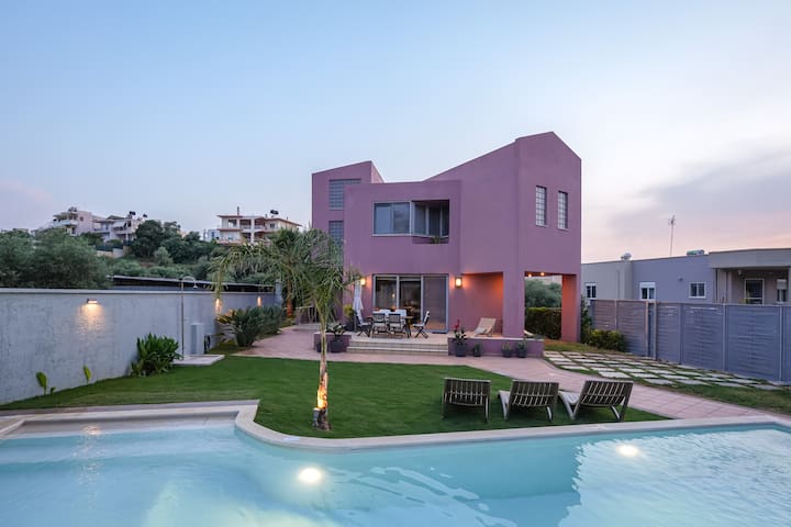 Luxury modern Villa with Pool, 10min from Chania