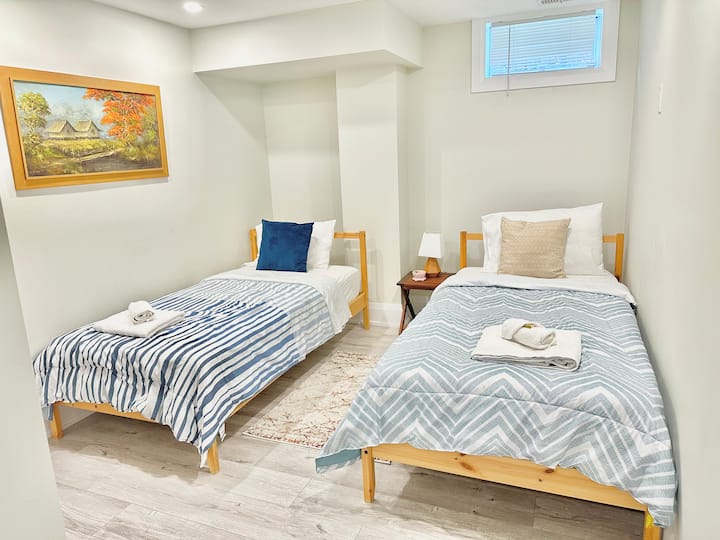 ห้องนอน 2 พร้อมเตียงแฝด 2 หลัง