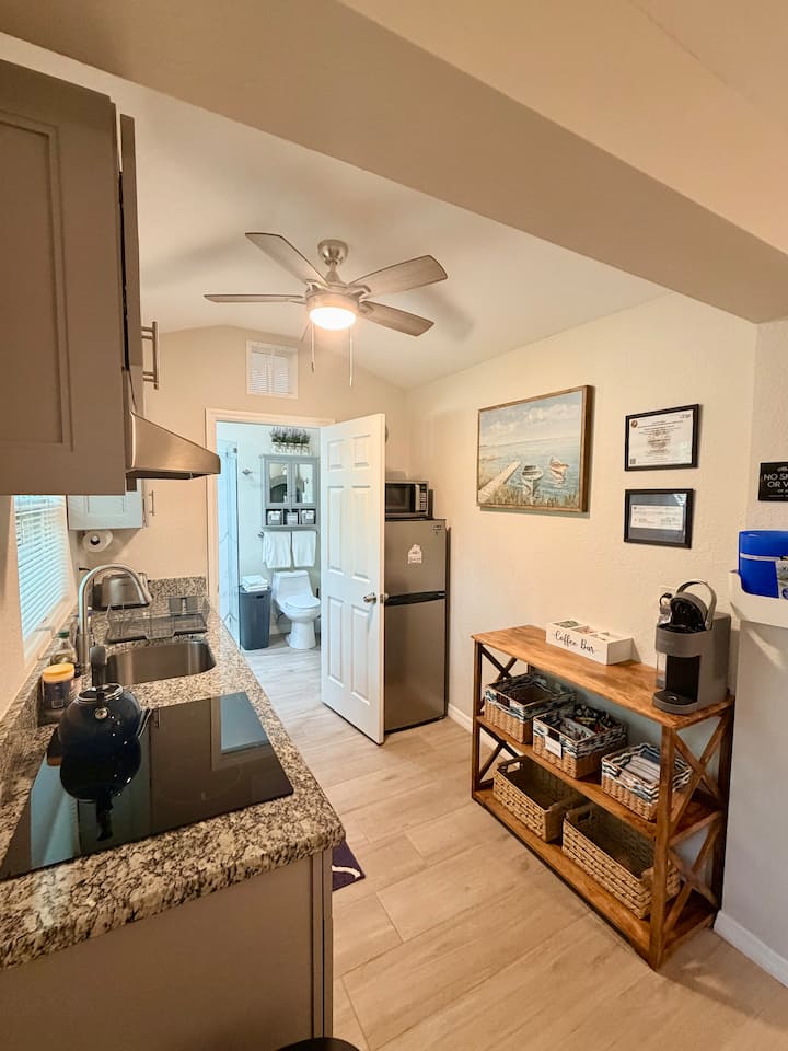 Adorable Lake Front Guest Cottage - Atlantis, FL
