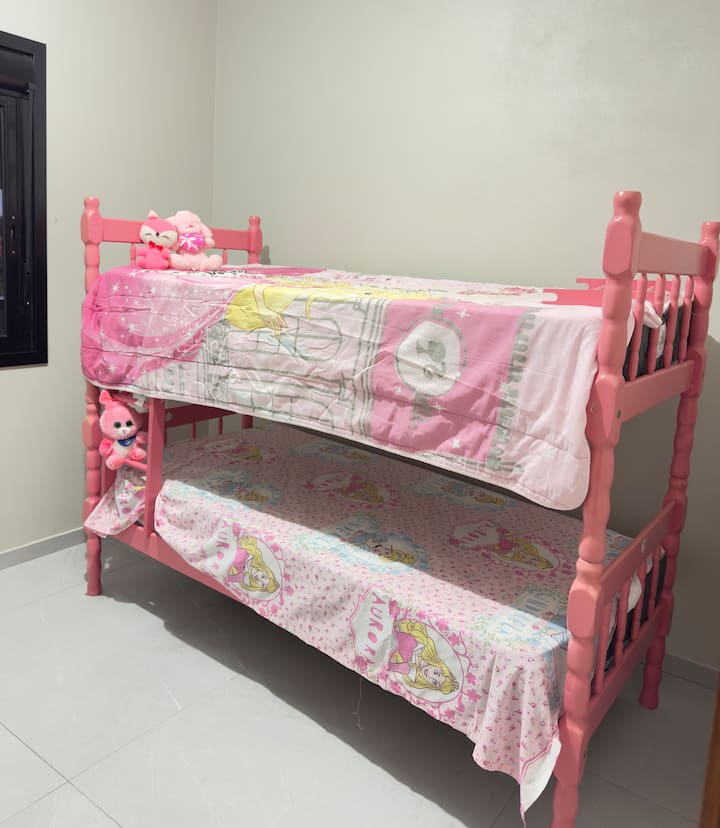 Chumba cha mtu mmoja kilicho na kitanda cha ghorofa. 
Labda ujiunge nao. 