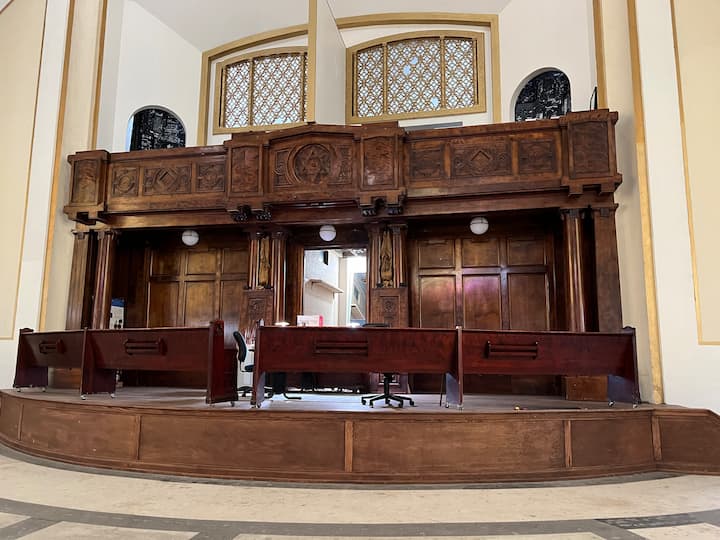 Stavíme sa, že ste nikdy predtým nespali v teste na oltári! Volal sa Sukkah.  Teraz je vaša šanca 

3 strany sú drevené a 1 je plátno. Oltár vás oddeľuje od oltára. Tajné dvere z podkrovia na vstup do oltárnej spálne. 

Symbolizuje život. 