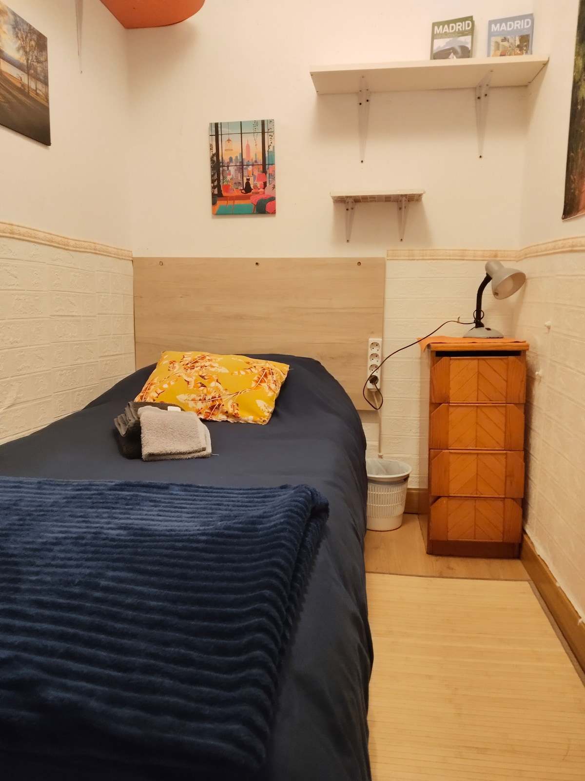 Hab. small with no window. Jedan grbav, privatan . 1,90* 80 kreveta za jednu osobu. TV u sobi. 