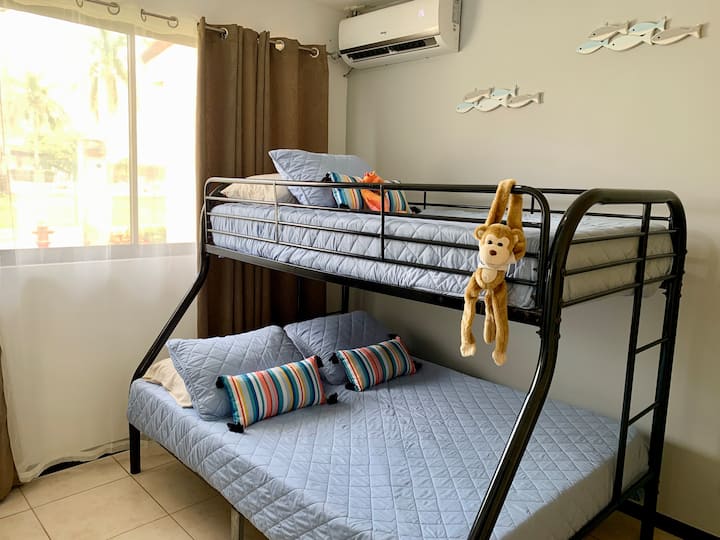 ห้องนอนผู้เข้าพักมีเตียงสองชั้นพร้อมที่นอนขนาดควีนไซส์และฟูกนอนขนาดเตียงเดี่ยวให้เด็กหรือผู้ใหญ่ได้เพลิดเพลิน นอกจากนี้ยังมีสมาร์ททีวีเครื่องปรับอากาศและที่เก็บสัมภาระและชุดชายหาดมากมาย  