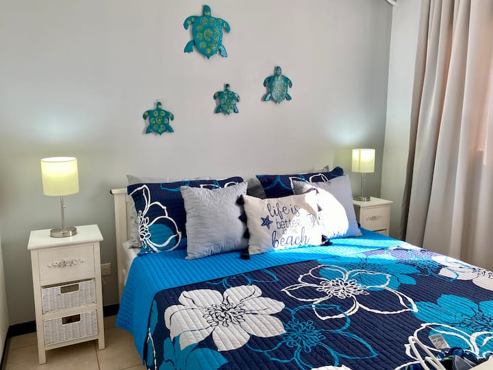 นอนบนเตียงนานขึ้นเล็กน้อยในห้องนอนผู้เข้าพักที่อบอุ่นนี้พร้อมเตียงขนาดควีนไซส์เครื่องปรับอากาศทีวีและที่เก็บของมากมายสำหรับการสวมใส่ช่วงฤดูร้อนของคุณ 