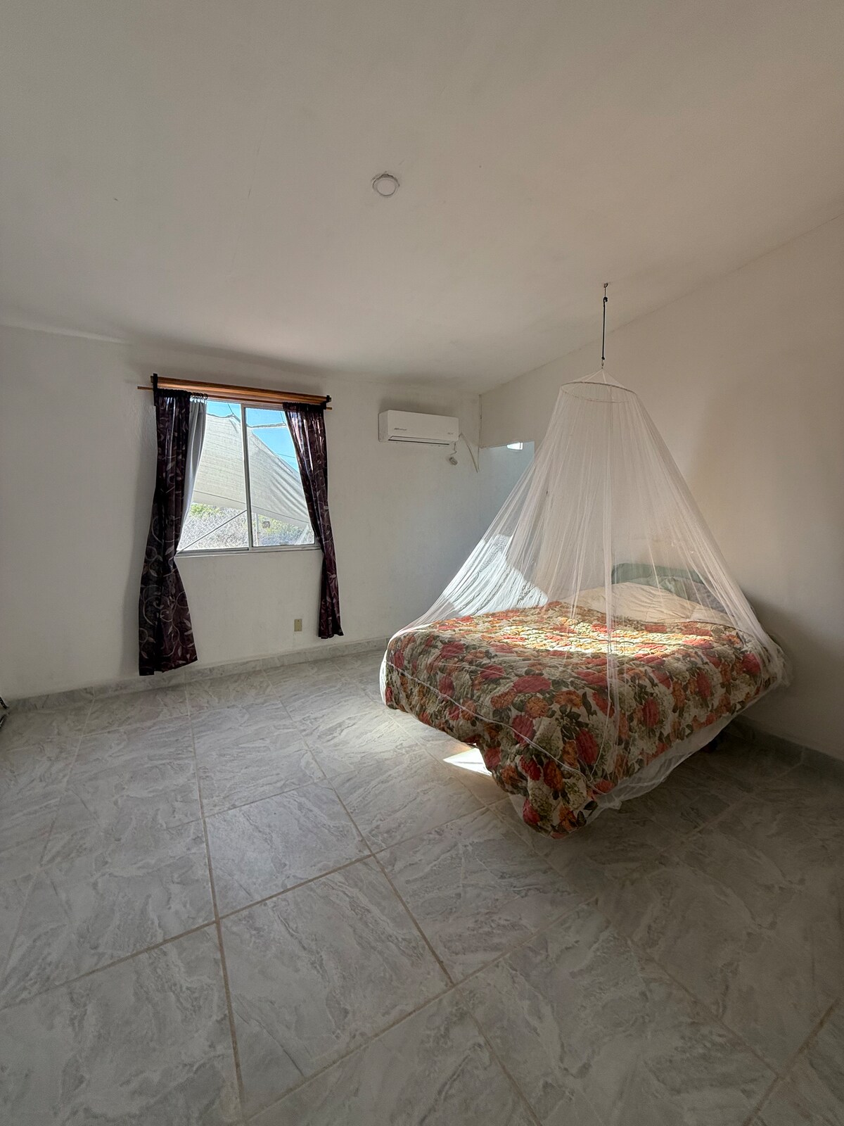 Спалня от вратата 