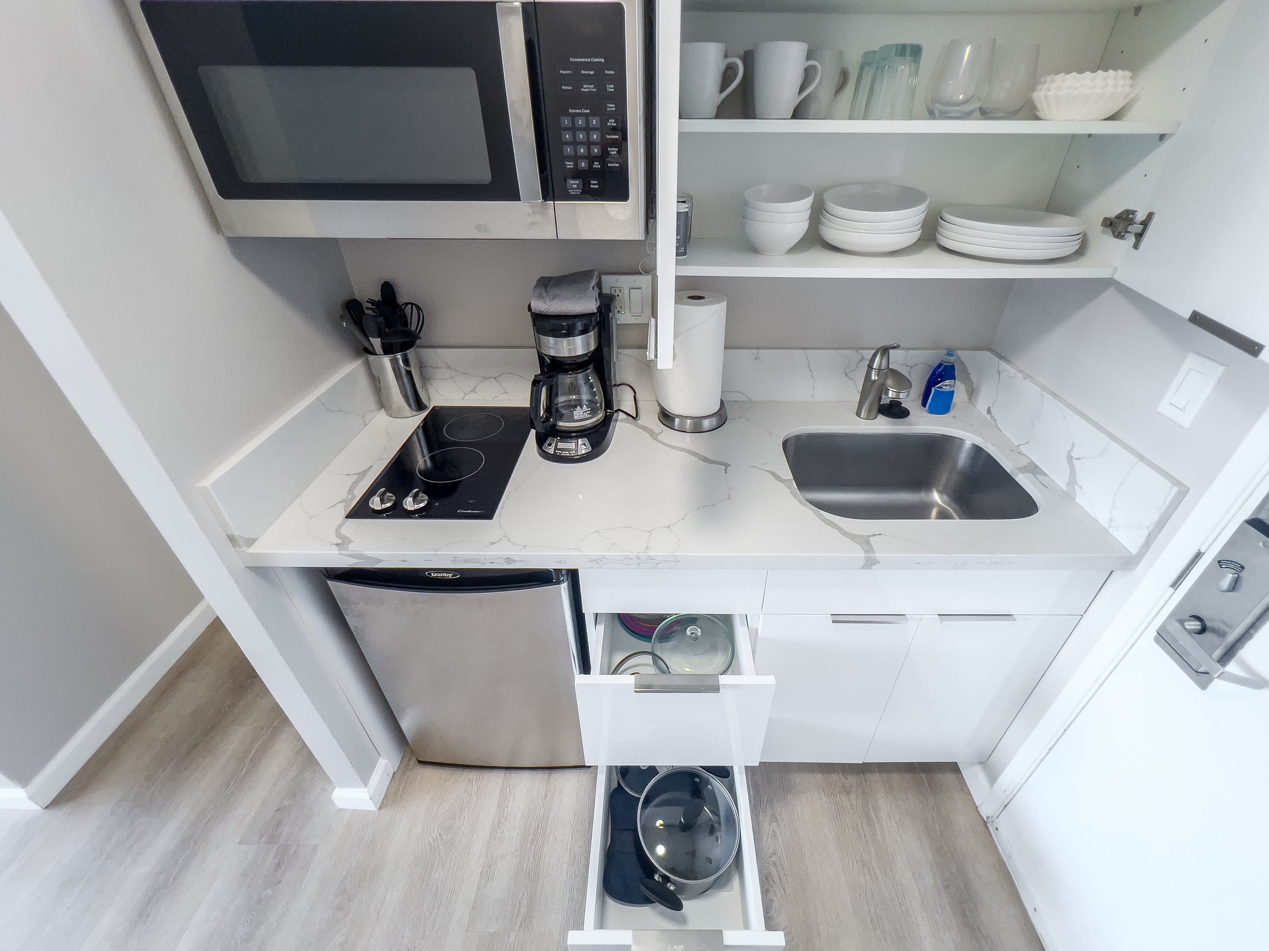Condo in Honolulu · ★4.81 · Studio · 2 beds · 1 private bath - Image 22