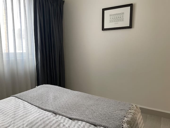 Მეორადი საძინებელი, აქვს ფარდა, რომელიც იძლევა სრული სიბნელის საშუალებას, და ორმაგი მოჭიქული ფანჯარა ხმაურისთვის