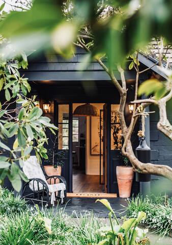 Rivers Edge Homestead. Absolute Waterfront Luxury gallery image 5