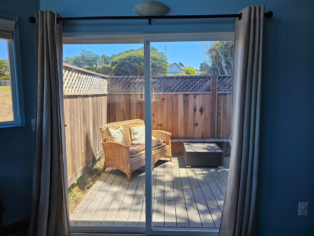 דק נחמד עם ג'קוזי ממש מחדר השינה הראשי 