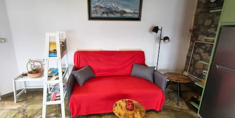 Popular Airbnb listing: Cozy Cottage by the Lake in Lagjja 1