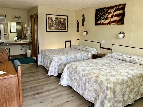 Pet Friendly “Parkway Motel” #28 “The Cottage”