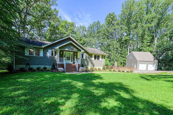 5br Lakefront | Hot Tub | Fireplace | Balcony - Lake Anna, VA