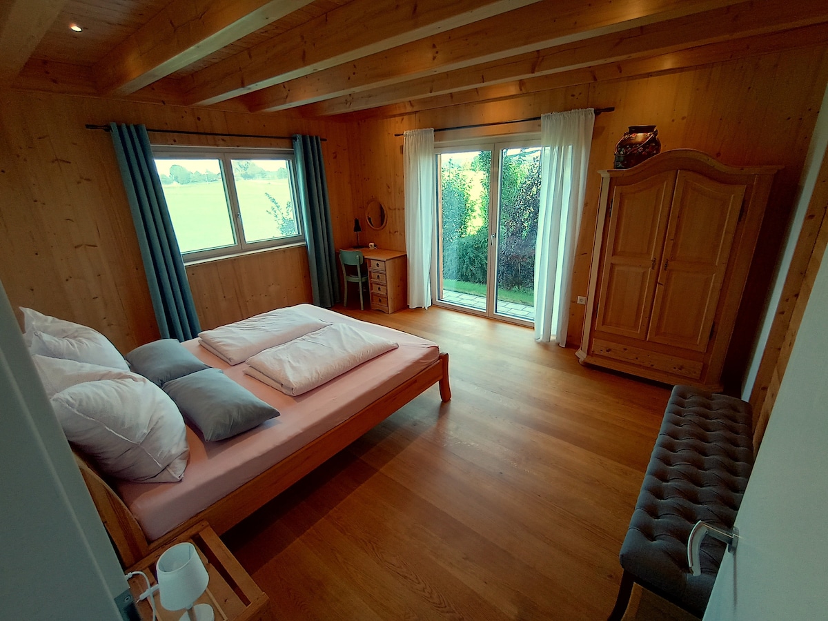 ダブルベッド（ 180 x 200 cm ）を備えた広い寝室