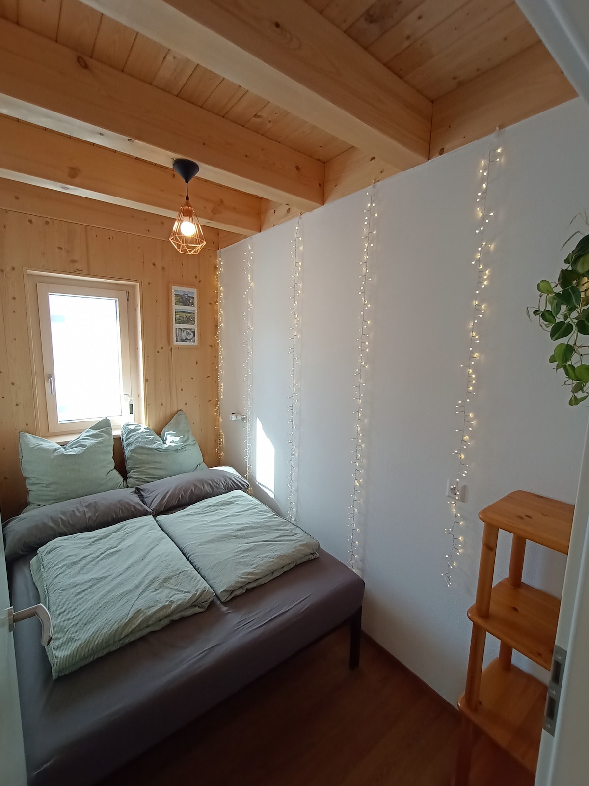 ダブルベッド付きの小さな寝室（ 140 x 200 cm ）