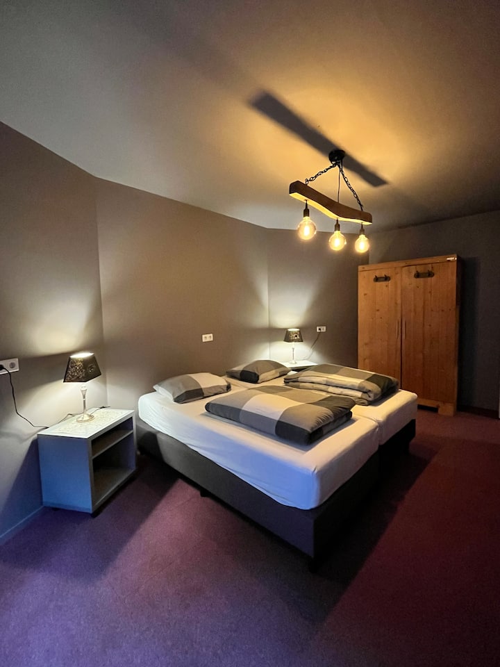 De slaapkamers zijn ruim opgezet en beschikken over eenpersoonsbedden en een linnenkast.