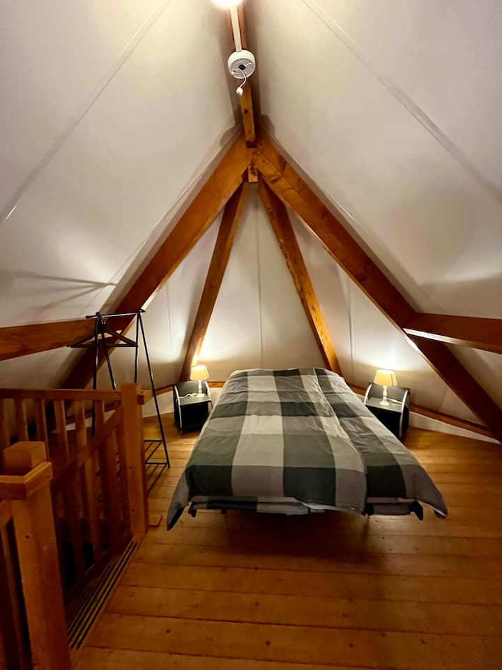 Slaapvide boven de keuken met een twijfelaar en zicht op de mooie kapconstructie.