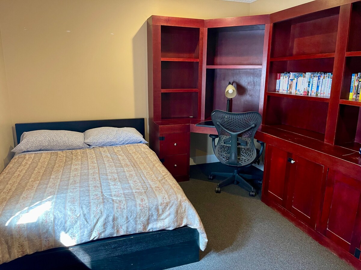 Cama doble y escritorio de trabajo exclusivo