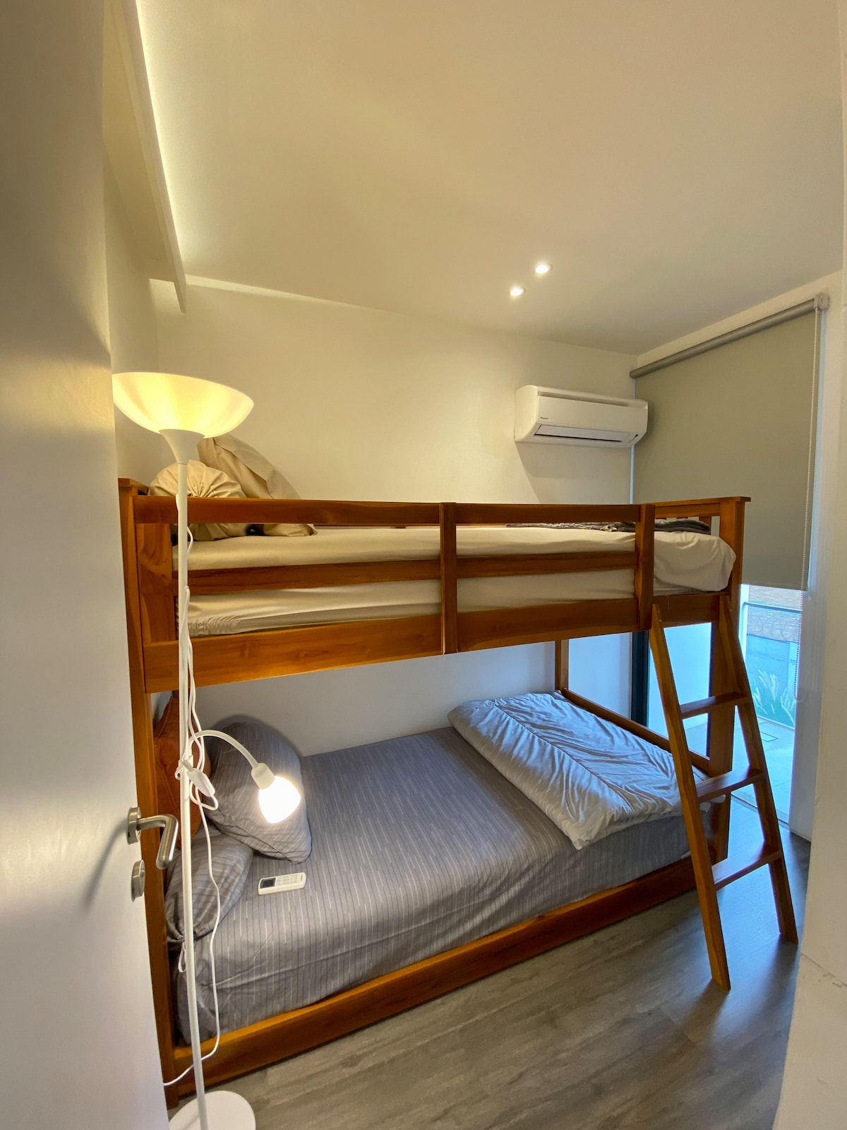 Una habitación divertida y divertida con una litera de 100 cm, diseñada para la comodidad y un toque de aventura para niños o amigos.