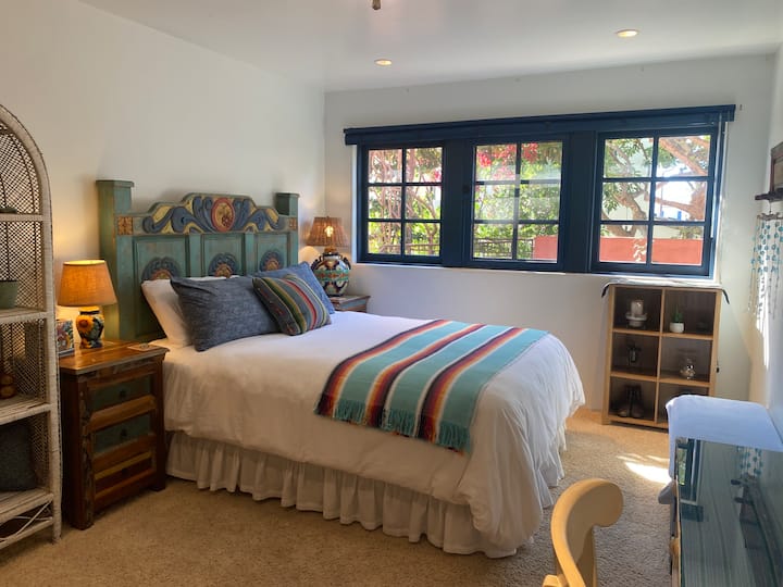 ที่นอนควีนไซส์ Diamond ที่สะดวกสบายมากพร้อมโต๊ะ/โต๊ะเครื่องแป้ง ตู้เสื้อผ้า และเข้าถึงห้องน้ำได้ง่าย 