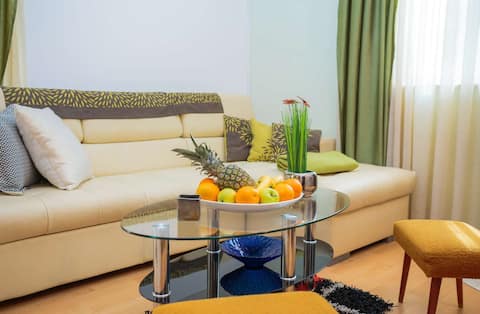 Top Airbnb: Vila Flora with Pool in Podgrađe