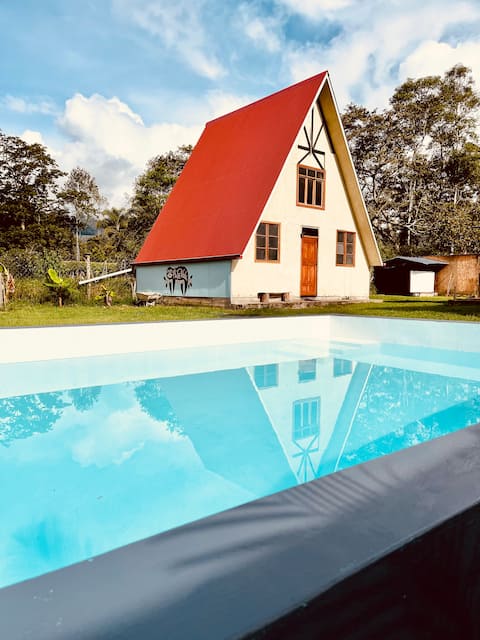 Pool, campfire, BBQ and good vibes. Chalet for 7 people