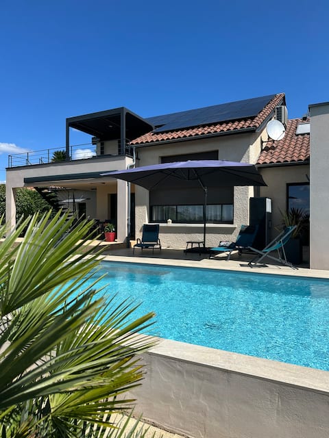 Independent upstairs studio with pool access * *