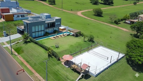 SC XIII: Pool, Jacuzzi, 4 suites and BT court