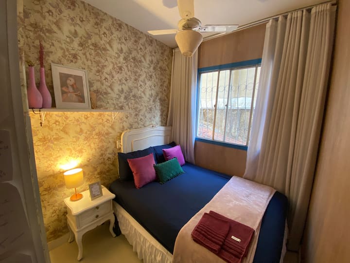 Dhomë me krevat dopio, ventilator tavani dhe dollap.